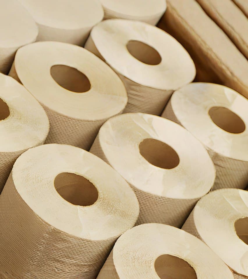 Rollos de papel de bambú sin blanquear, apilados